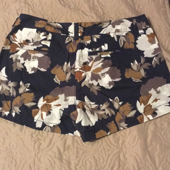 Old Navy floral shorts size 6 - Picture 2 of 2
